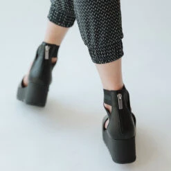 Sorel Cameron Flatform Ankle Strap, Black -Clothing Promotional Store SOREL CAMERON FLATFORM ANKLE STRAP BLACK 1